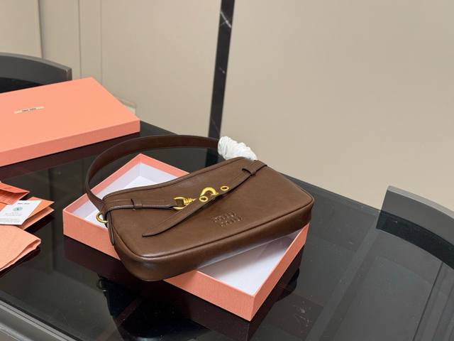 配盒 Size:25*18Cm Miumiu2025春夏系列包袋， 包包依旧吸引人~ 隔着屏幕都能感受到皮质的细腻巨巨巨高级感～ Aventure Nappa腋