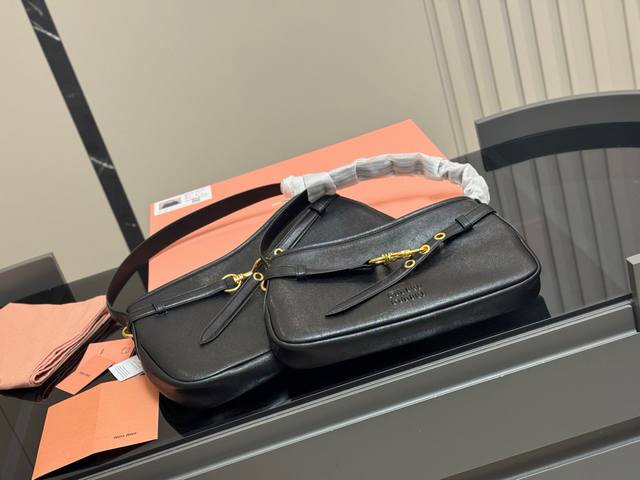 配盒 Size:34Cm 40Cm Miumiu2025春夏系列包袋， 包包依旧吸引人~ 隔着屏幕都能感受到皮质的细腻巨巨巨高级感～ Aventure Napp