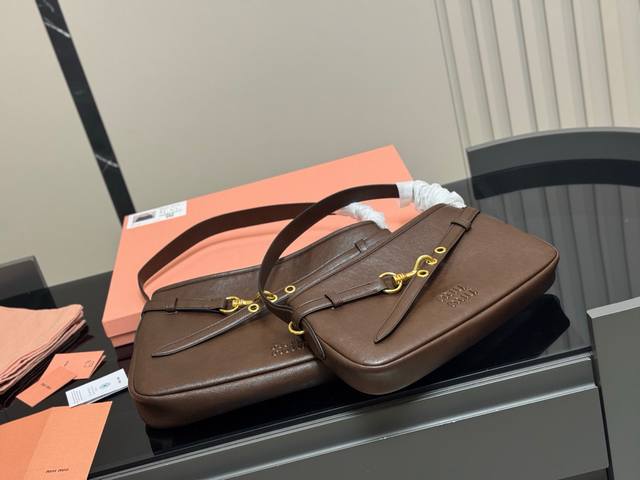 配盒 Size:34Cm 40Cm Miumiu2025春夏系列包袋， 包包依旧吸引人~ 隔着屏幕都能感受到皮质的细腻巨巨巨高级感～ Aventure Napp