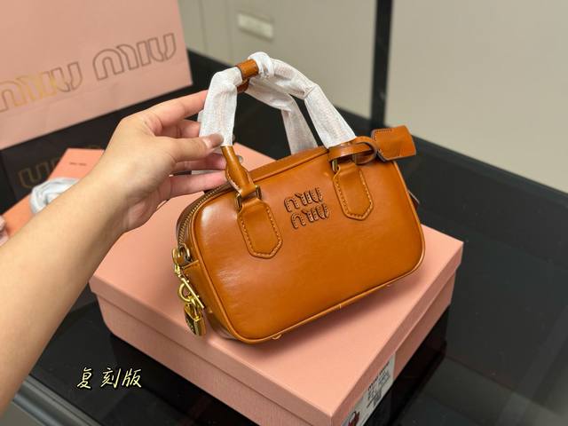 升级版配盒 Size：20*13Cm Miumiu保龄球 方块包 包包甜度刚好！ 很难不爱啊啊！ 可手拎也可斜挎 绝对不是小废包哦容量足足的~~ 出场就是Miu