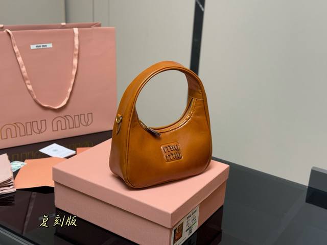 配盒 Size:22*11Cm Miumiu25秋冬秀款做旧Wander 目前只有这个颜色爆款哦! 配盒 Size:22*11Cm Miumiu25秋冬秀款做旧Wander 目前只有这个颜色爆款哦!