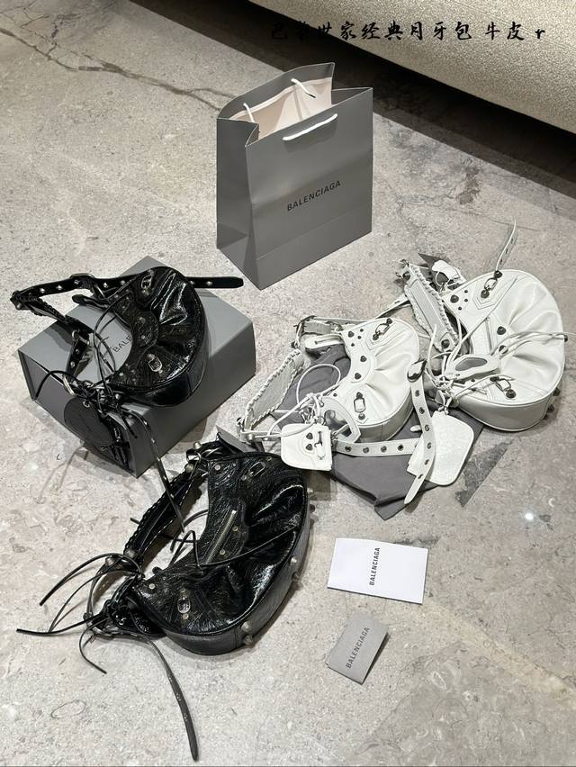 巴黎世家月牙机车包泰酷辣~ Balenciag巴黎世家Le Cagole腋下月牙包 甜酷辣妹必备 巴黎世家新款机车包上身绝绝子 难得被妈妈夸奖的包 外挂皮革卡包