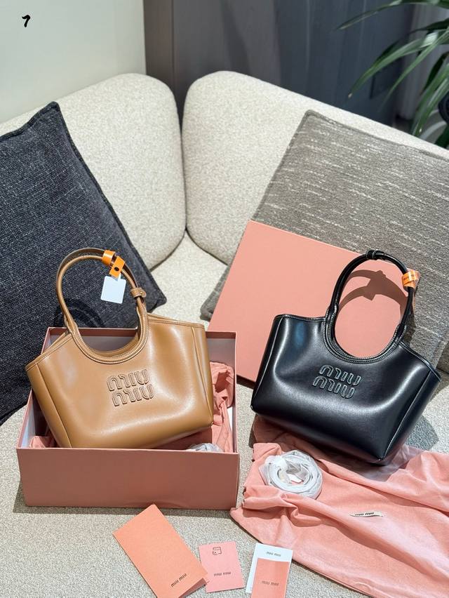 Miumiu购物袋 缪缪的设计师太懂女生了吧 审美也太好看了 小羊皮材质 简直爱不释手 买了好几款 统统被中草 25Cm配盒子