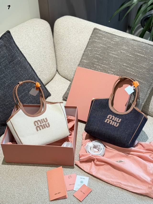 Miumiu购物袋 缪缪的设计师太懂女生了吧 审美也太好看了 小羊皮材质 简直爱不释手 买了好几款 统统被中草 25Cm配盒子