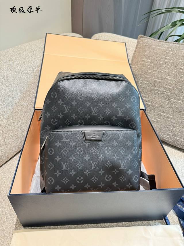 经典潮人必备Lv双肩包 Discovery小号双肩包取材Monogram Eclipse帆布，以更为紧凑的构型延续灵活功能。外袋、拉链前袋和开口侧袋方便取放物品