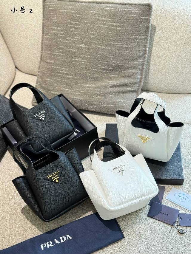 Prada菜篮子 Size：18*15Cm Prada 普拉达菜篮子 专柜 托特包 皮革手提包 牛皮品质 皮革包覆磁扣式主隔层配盒子