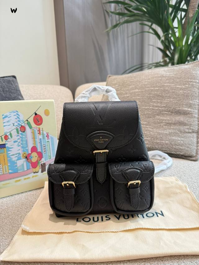 Lv 全皮小背包 Lv 小废又不太废的包包[黄金薯R] 虽然这款包包已出了一段时间 但颜值和容量度依旧扛扛的 它采用的是Empreinte 牛皮革 上面加上一些