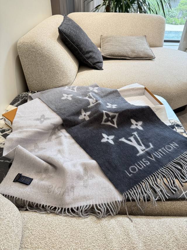 Lv老花黑灰渐变羊绒围巾 单方面宣布这是今年买的最好看的一条围巾！！！ 黑灰色系不挑人 百搭实用 百分百山羊绒超～极～软～糯～ 一点都不扎