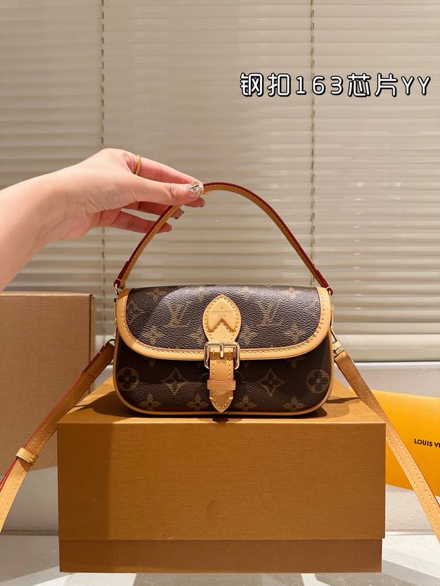 钢扣163芯片 Lv Nano Diane牛皮腋下法棍包 全钢五金全套礼盒包装 尺寸 18 12Cm 钢扣163芯片 Lv Nano Diane牛皮腋下法棍包 全钢五金全套礼盒包装 尺寸 18 12Cm