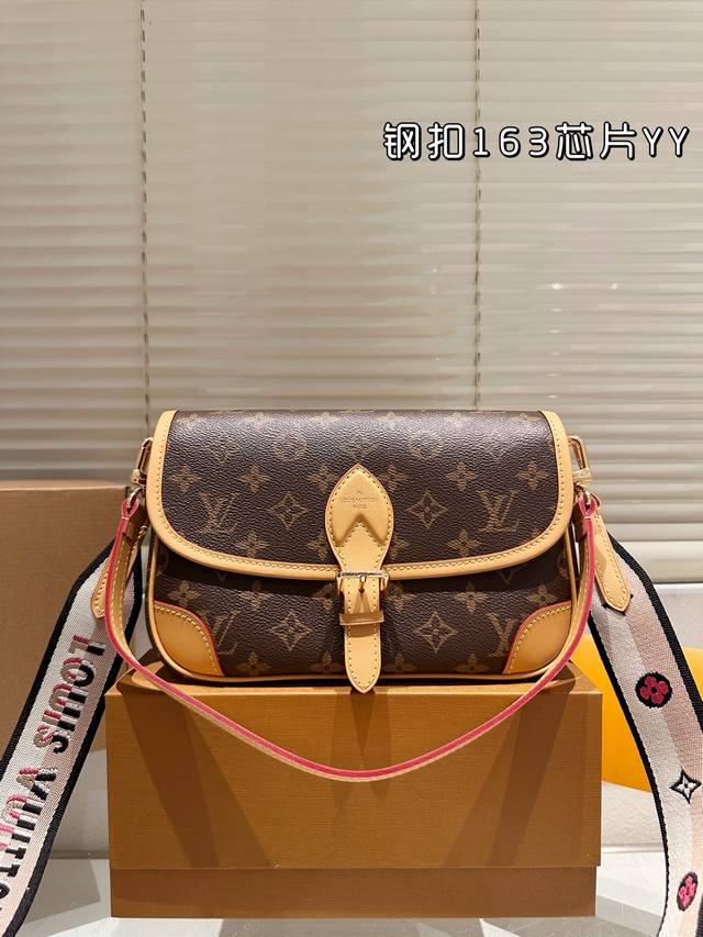 钢扣163芯片 Lv Louis Vuitton ｜Diane法棍包 Lv法棍Diane绝绝子 上身复古又舒服 设计灵感来自于中古包Sologne 两条肩带 手