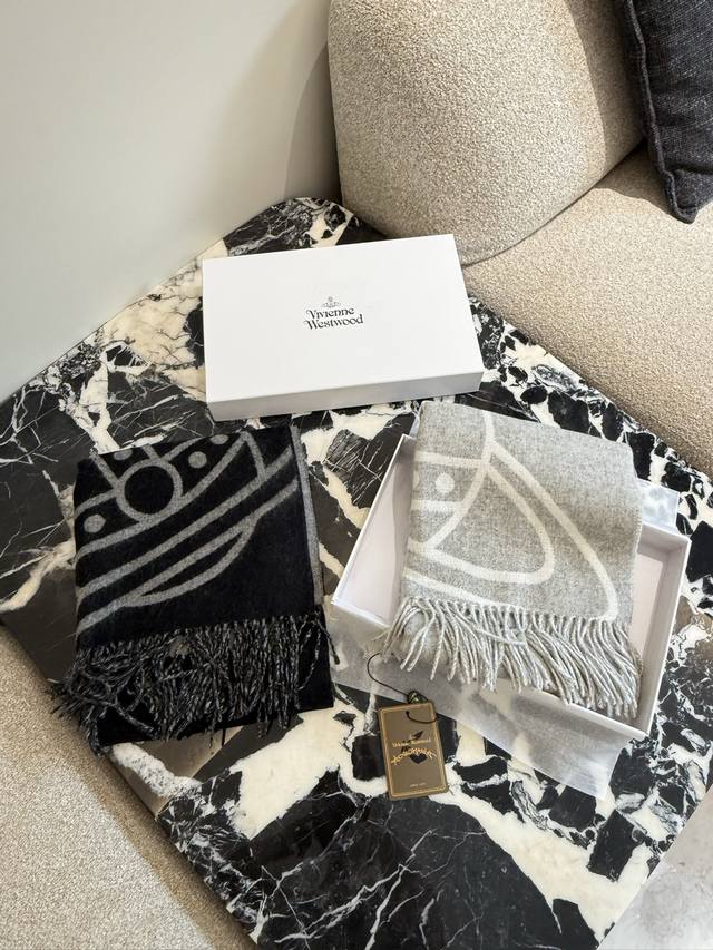 西太后 秋冬羊毛围巾好看又实用 西太后 秋冬羊毛围巾 三位数就可以拥有大土星Logo的快乐，100% 羊毛真的是很合适了. 今年灰白色黑灰色的双面真的是Yyds