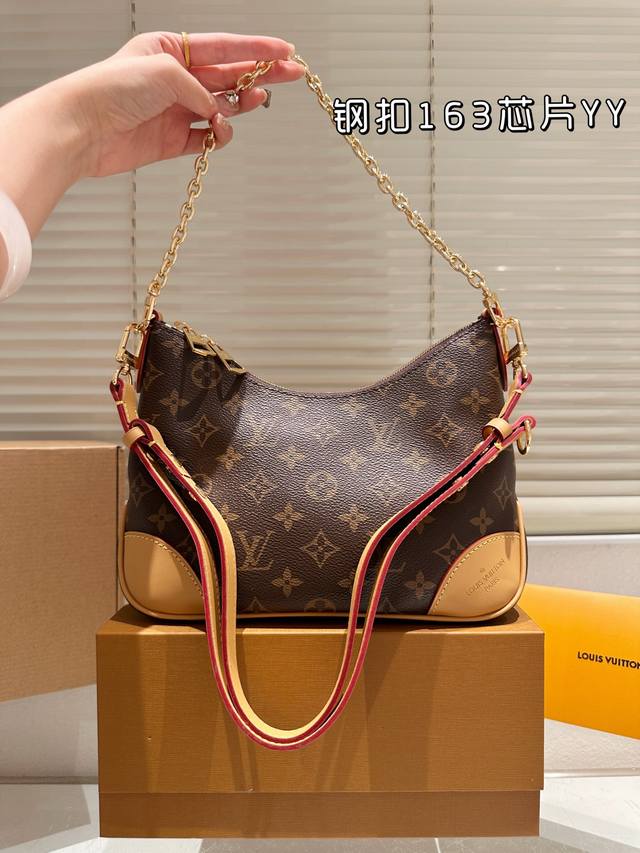 钢扣163芯片 Lv Boulogne邮差包 牛角包 新款的 Boulogne Size 对比之前小了,但完全不影响它的容量。设计上多加了金色链条 发8,增添时 钢扣163芯片 Lv Boulogne邮差包 牛角包 新款的 Boulogne Size 对比之前小了,但完全不影响它的容量。设计上多加了金色链条 发8,增添时