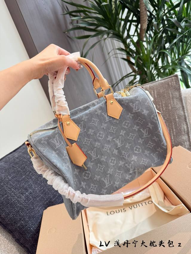 顶级原单 Lv新老花Speedy丹宁牛仔深度体验，今年夏季的是灰色的Speedy30，和去年的黑武士一样，由于是女款所以只有短斜挎肩带，包包容量很大，但是由于牛