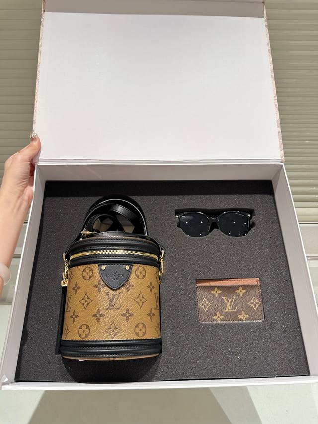 套盒 Lv Cannes发财桶 Lv Canne 发家致富第一-步■入个Lv发财桶使用率100%的这款Lv圆桶 容量真的巨巨巨大++ 手机 粉饼 卡包都塞得下