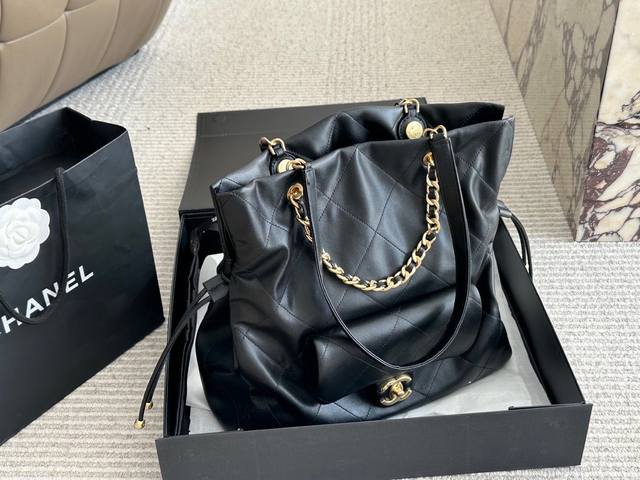 Chanel 新款来咯 低调有 内涵的实打实的人 气款来喽围 .,超实用的大号托特，材质超级耐用的四 简约大 气的纯色菱格纹真的很好搭配 日常使用也太方便了吧