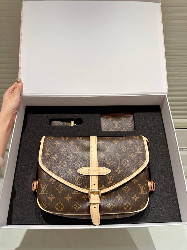 套盒 Lv双子星 Lv Saumur Bb Lv马鞍包 媲美邮差包,都是老花,大小差不多,邮差包更有棱角一些。个人感觉这款比邮差包更百搭,更漂亮些,27 22C 套盒 Lv双子星 Lv Saumur Bb Lv马鞍包 媲美邮差包,都是老花,大小差不多,邮差包更有棱角一些。个人感觉这款比邮差包更百搭,更漂亮些,27 22C