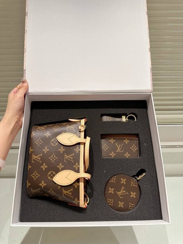 套盒 Lv Neverfull Bb Lv路易威登秀款 Atlantis 菜篮子西从直观感受来看，可爱兼慵懒是它给人的第一印象。秀场的模特是将包包的双手提交叉进