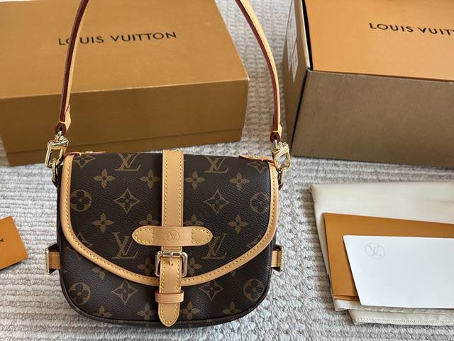 变色皮 配盒 黄皮 配盒 Size：20*16Cm L家 新款小号马鞍包 双子星 Samur 邮差包 小巧可爱实用百搭 搭配两条肩带哦！