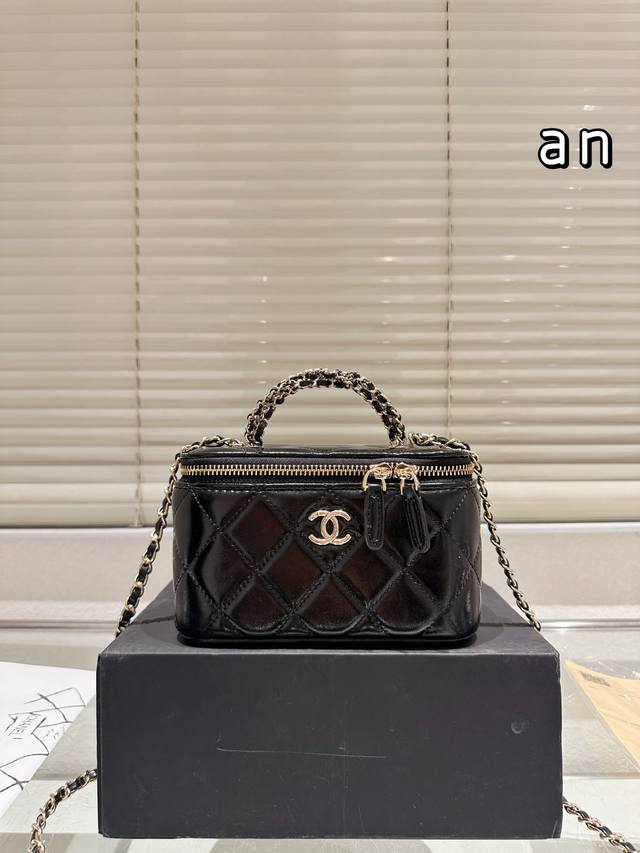Chanel 盒子包 慵懒随性又好背 上身满满的惊喜 高级慵懒又随性 彻底心动的一只 Size：17 11Cm
