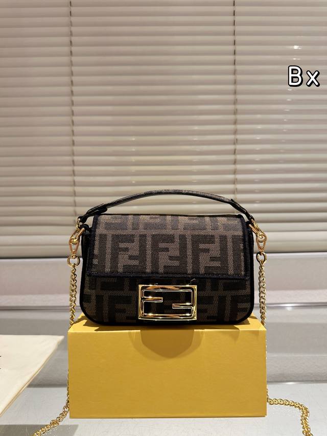 原版布 Fendi Mini法棍包的百搭法 Fendi Mini Baguette棕色布料手袋 经典的Ff老花帆布材质与金属配饰的碰撞营造法式随性 再搭配上Fe