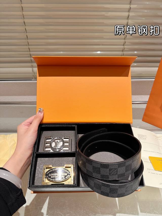 双头 钢扣 高版本！腰带 Lv牛皮皮带～热门款 男女通用皮带里面最火的版本啦～质量很好 全套包装！五金绝对不褪色 皮带头和专柜一样的哦～ 配礼盒手提袋发票