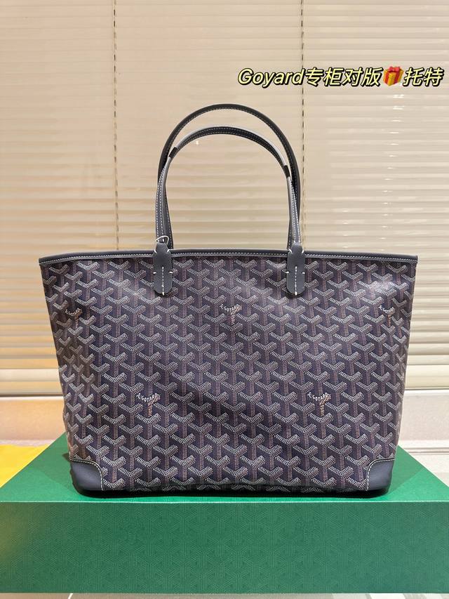 牛皮版本 Saint Louis 购物包 法斗丝印 采用 Goyardine 帆布制成，无衬里，柔软而轻盈，可双面使用，正面为 Goyardine 帆布材质，另