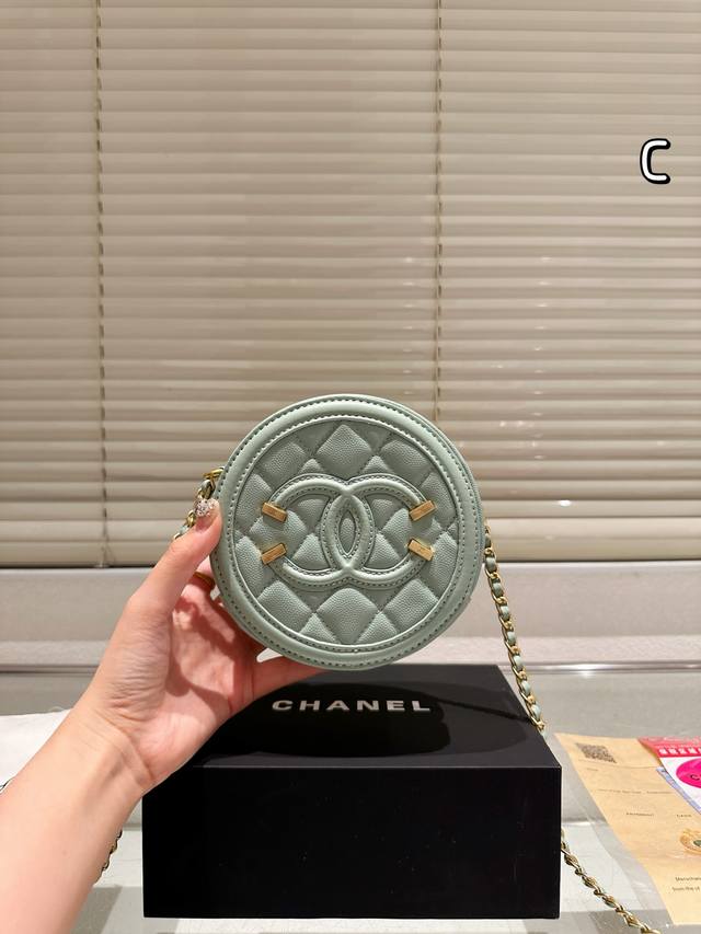 升级 Chanel C家 圆饼包春夏新品小仙女必入手 专柜大热款 俏皮超个性谁背谁好看 掩饰不住的可爱 精致走线 链条搭配皮背带很有特点 巨百搭可随心日常搭配