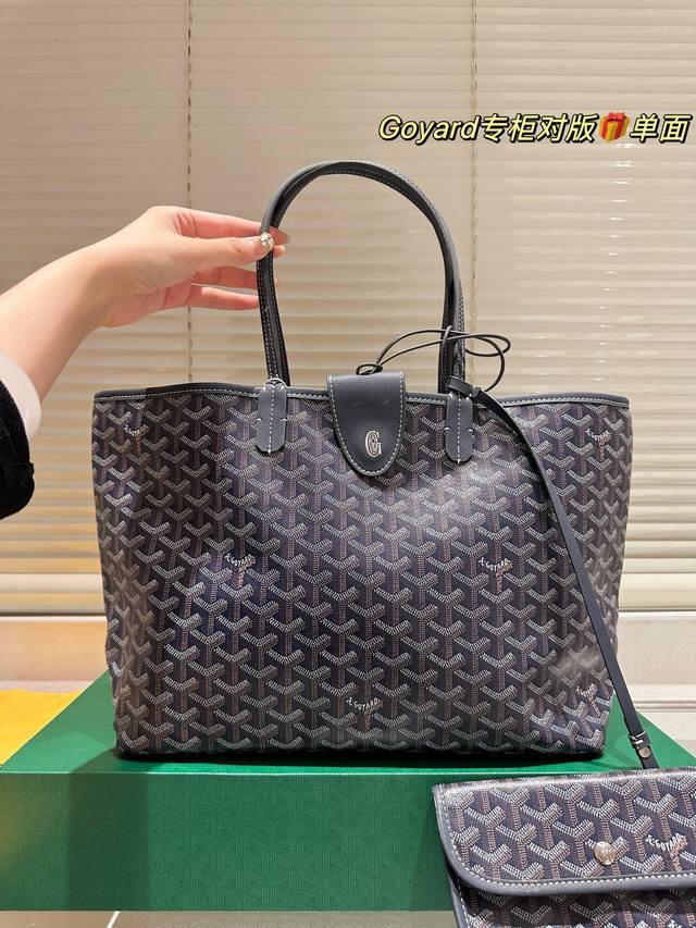 牛皮版本 Saint Louis 购物包 法斗丝印 采用 Goyardine 帆布制成，无衬里，柔软而轻盈，可双面使用，正面为 Goyardine 帆布材质，另