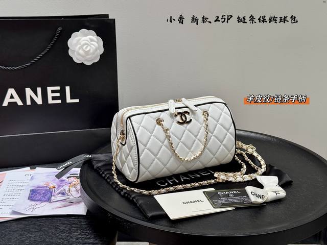 礼盒包装 羊皮纹 链条手柄 Chanel香奈儿25P保龄球包枕头包 #包包不重样香奈儿黑配白边波士顿25P保龄球6波士顿还是灰常舒适耐造,行情非常明显受众人喜欢 礼盒包装 羊皮纹 链条手柄 Chanel香奈儿25P保龄球包枕头包 #包包不重样香奈儿黑配白边波士顿25P保龄球6波士顿还是灰常舒适耐造,行情非常明显受众人喜欢