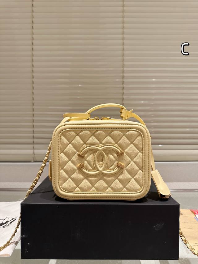 Chanel 升级 香奈儿 新款盒子化妆包采用鱼子酱面料 制作，时时刻刻展现最美的你。可单肩，斜挎，尽显女人优雅气质，是一款超级百搭的休闲链条包尺寸 20