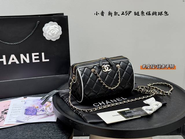 礼盒包装 羊皮纹 链条手柄 Chanel香奈儿25P保龄球包枕头包 #包包不重样香奈儿黑配白边波士顿25P保龄球6波士顿还是灰常舒适耐造，行情非常明显受众人喜欢