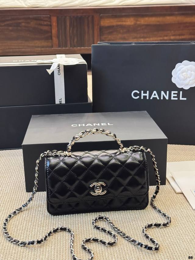 Chanel 香奈儿｜23K 水钻风琴小包 热门系列风琴黑色链条包 全新钌银五金镶嵌钻石小手提， 为这款小风琴增添了优雅的高级亮点 内部多层设计拉链口袋与卡槽
