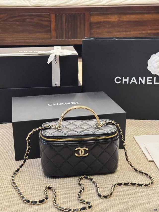 双手柄 盒子包 复古做旧的五金、荔枝牛皮、淡淡的粉色 每一点都踩在我的心巴上 可可爱爱的尺寸 不大不小刚刚好 手柄上的双厚金与皮革交织、无论是外观颜值、还是手提