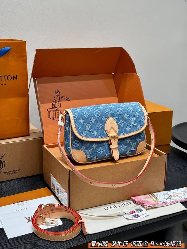 全套礼盒 复刻版 原版布 钢五金芯片版 Lv 新款深色系｜丹宁牛仔Diane法棍包 Lv腋下法棍Diane绝绝子 新款铆钉肩带 上身复古又舒服 设计灵感来自于中