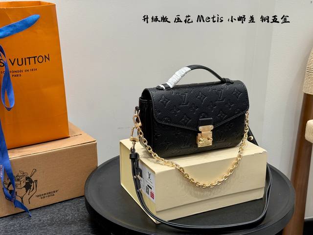 折叠礼盒 升级版 Size:21*13Cm Lv Metis压花小邮差包 升级版五金 新色系 每一年这个季节都要推一下! 因为它太经典!太好看! 折叠礼盒 升级版 Size:21*13Cm Lv Metis压花小邮差包 升级版五金 新色系 每一年这个季节都要推一下! 因为它太经典!太好看!