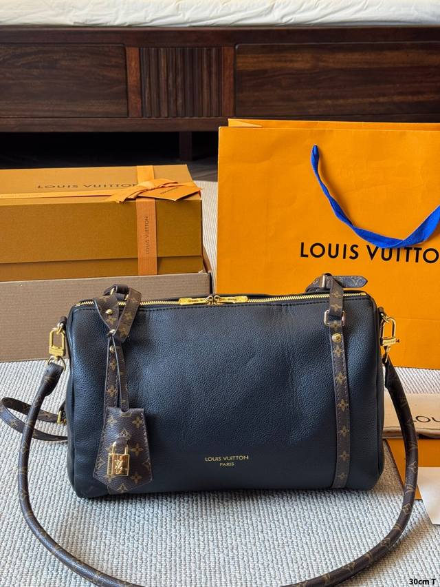 牛皮版本 Lv 路易威登｜Express 单肩包 版型挺括不软塌，上身利落显精神 肩带长度刚好，单肩 斜挎 腋下都舒服，不压肩容量感人，日常出门物品全装下，实用