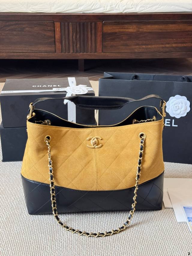 牛皮版本 高级手工坊 水桶包 手工坊杭州大秀的焦点爆款经典与创新交织的杰作 灵感来自香奈儿女士的乌木漆面屏风;标志性菱格纹 、邂逅独特拼色的设计 材质的碰撞 尽 牛皮版本 高级手工坊 水桶包 手工坊杭州大秀的焦点爆款经典与创新交织的杰作 灵感来自香奈儿女士的乌木漆面屏风;标志性菱格纹 、邂逅独特拼色的设计 材质的碰撞 尽