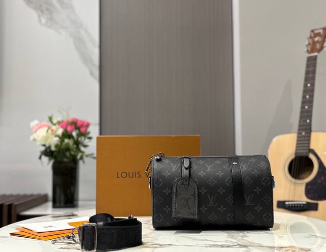 新款Lv Keepall 25黑灰老花 Lv新一届男包主力要来啦 新款 男包Keepall 25 用了City Keepall的尼龙背带和行李牌挂件,加上 Ke 新款Lv Keepall 25黑灰老花 Lv新一届男包主力要来啦 新款 男包Keepall 25 用了City Keepall的尼龙背带和行李牌挂件,加上 Ke