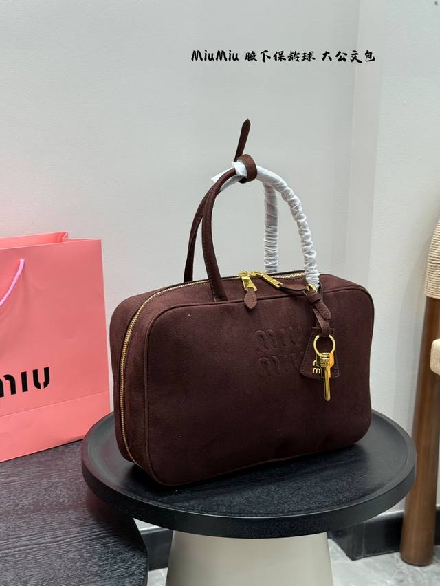 尺寸34.23 Miumiu麂皮大号公文包保龄球包 轻松演绎复古时髦 包型挺阔,简约而不简单不需要过多的装饰,日常搭配西装和T恤,就能将高级感体现的淋漓尽致! 尺寸34.23 Miumiu麂皮大号公文包保龄球包 轻松演绎复古时髦 包型挺阔,简约而不简单不需要过多的装饰,日常搭配西装和T恤,就能将高级感体现的淋漓尽致!