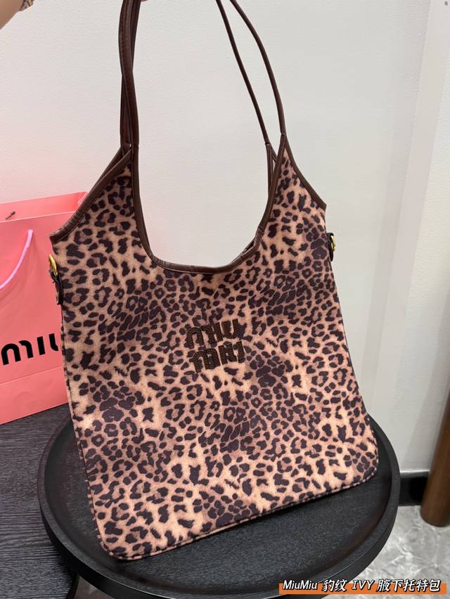 尺寸35.30 Miumiu 豹纹款Ivy 腋下Tote托特包 这种单肩大包已成为潮流 不管是背着还是手拎看着总会给人带来放松的感觉 多了一些随性潇酒和知识分子