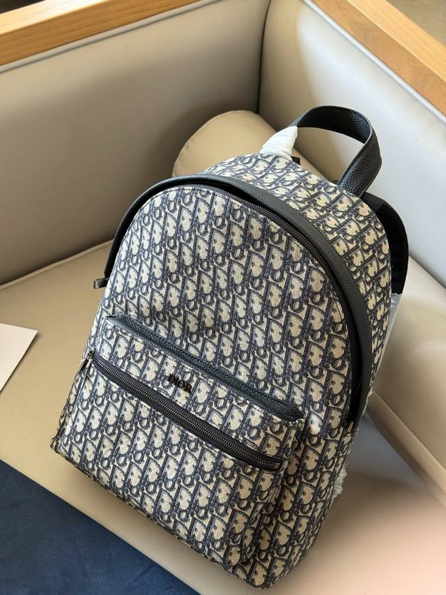 无盒 升级版 Size：30*40Cm D家 老花款双肩包 一款背起来超舒服的它 可可爱爱！ 黑色和海军蓝Oblique图案绣线 有质感！