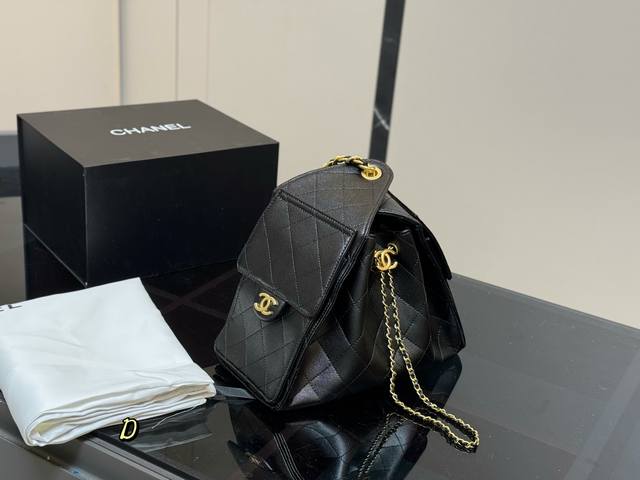 配折叠盒飞机盒 Chanel 25Bag 小号真绝绝子 今年香奈儿25S系列简直美爆... 这只Hobo是个小号尺寸个人觉得比较日常 鱼子酱的质感颗粒没这么重反