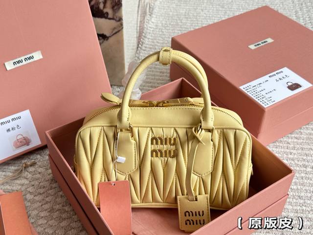 原版皮 全套包装 Size：23*12Cm Miumiu保龄球 公文包 包包甜度刚好！ 很难不爱啊啊！ 可手拎也可斜挎 绝对不是小废包哦容量足足的~~ 出场就是