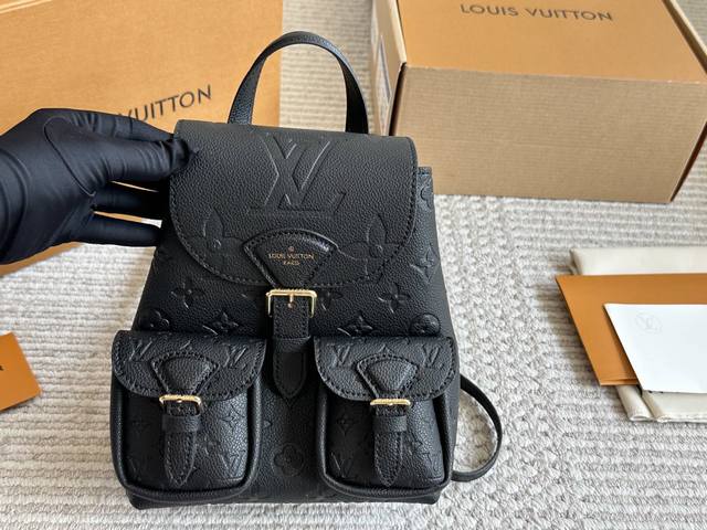 配盒 复刻版 Size 22 18Cm L家 新款黑金双肩包 非常方便哦！ 超级百搭，去哪里都可以背！ 搜索 Lv Bb 双肩包