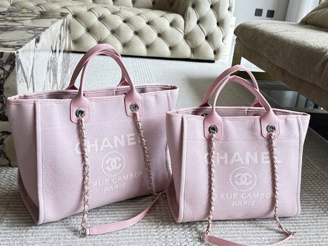 无盒 尺寸:38*30Cm 大 33*25Cm 小 小香家 牛仔沙滩包 安排!安排! 今年出的这个沙滩包可太好看了 更加有高级 无盒 尺寸:38*30Cm 大 33*25Cm 小 小香家 牛仔沙滩包 安排!安排! 今年出的这个沙滩包可太好看了 更加有高级