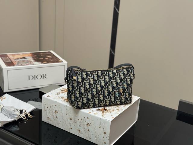 配折叠盒飞机盒 Size:22.13Cm 迪奥Nomad新品饭盒包 背出去被夸爆的Hobo饭盒包 可以实现一包多用啦 赠送加长肩带! 腋下斜挎 配折叠盒飞机盒 Size:22.13Cm 迪奥Nomad新品饭盒包 背出去被夸爆的Hobo饭盒包 可以实现一包多用啦 赠送加长肩带! 腋下斜挎