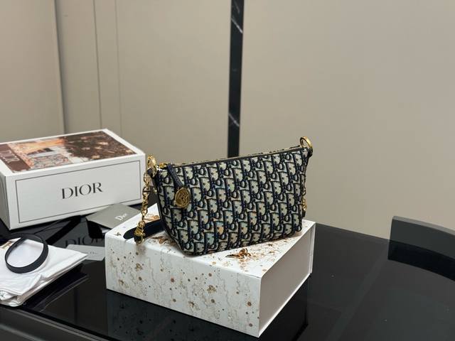 配折叠盒飞机盒 Size：22.15Cm 迪奥Nomad新品饭盒包 背出去被夸爆的Hobo饭盒包 可以实现一包多用啦 赠送加长肩带！ 腋下斜挎