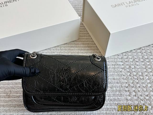 Niki家族新添成员Mini简直不要太酷，包型好看没有缺点，柔软羊皮营造出复古照旧风格斜挎或者腋下都很可气场十足男女均可驾驭时尚与功能兼备上身舒适又时髦容量日常