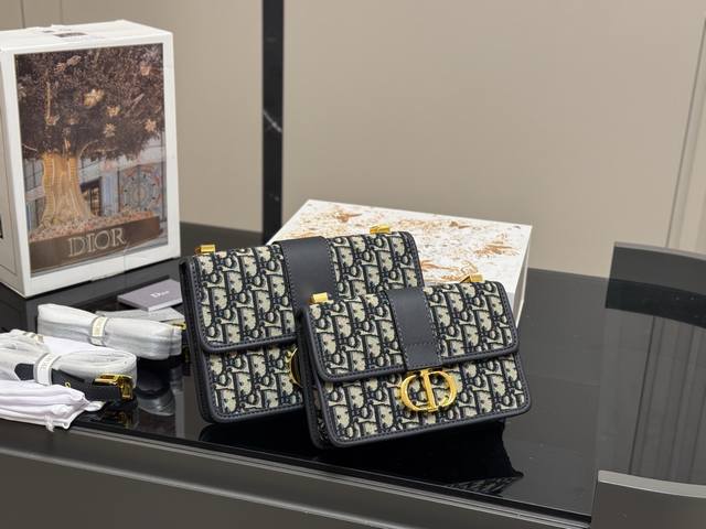 配折叠盒飞机盒 Size：24*20Cm 21*15Cm 迪奥 蒙田30 刚刚出的现货！ 老花也太好看啦！ 温柔很适合四季！