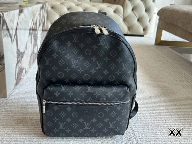 复刻版 Size:36*28Cm L家 双肩包 超高清五金Logo标志、 专用里内里 直男必备款。 Lv最好看的黑色老花双肩包 大小也刚刚好哦! 复刻版 Size:36*28Cm L家 双肩包 超高清五金Logo标志、 专用里内里 直男必备款。 Lv最好看的黑色老花双肩包 大小也刚刚好哦!